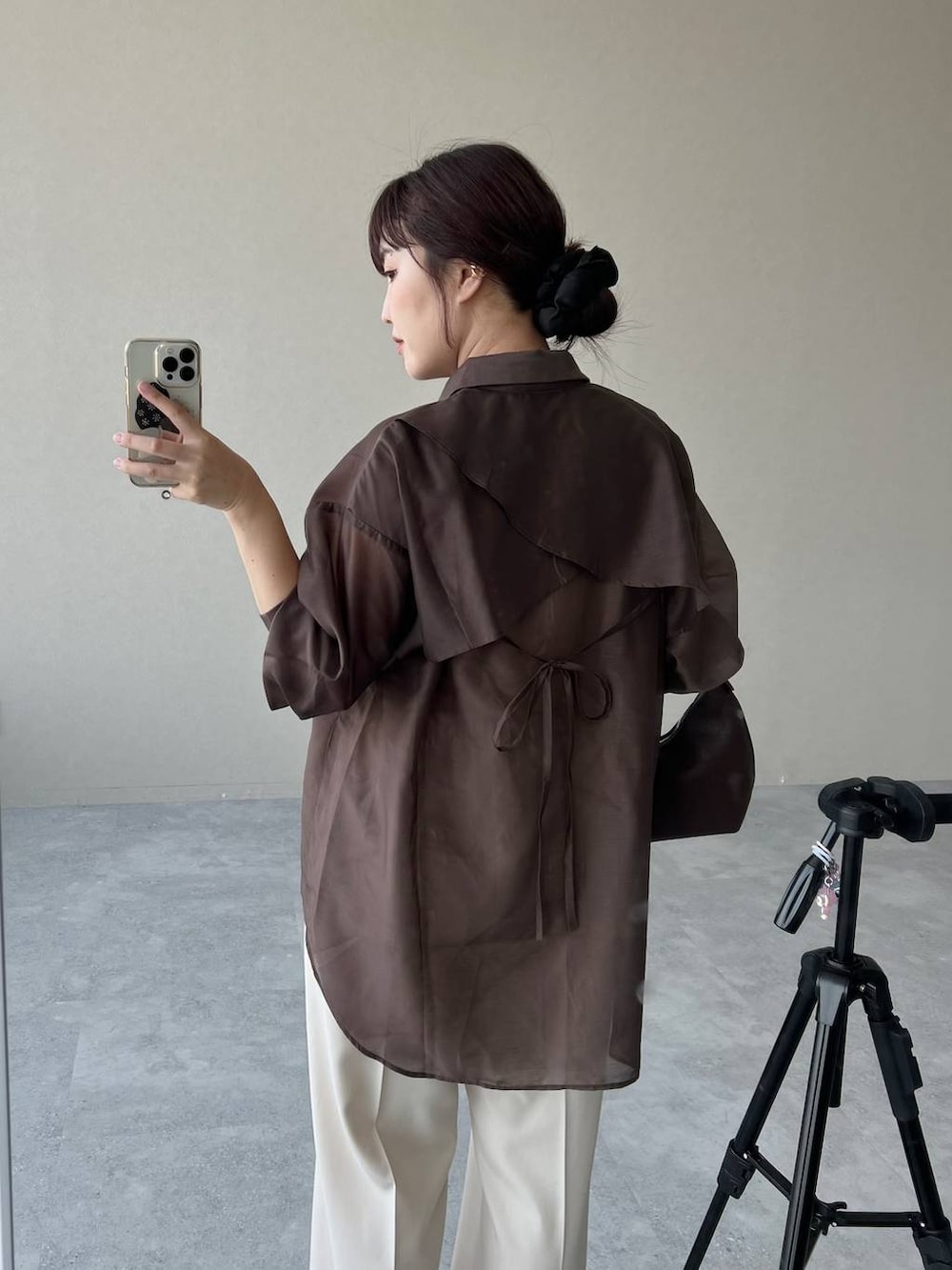「高見え、着痩せ・細見え、体型カバー、テーマパーク、春コーデ、骨格ストレート、ワントーン、フェミニン、カジュアル、旅行、mysty woman、おでかけ、ぽっちゃりスタッフ、シャツ、シャツスタイル」｜「mysty womanのワンショルダーBAG　 453136（ショルダーバッグ、ブラウン系）」を使った、あんずさん（レディース・163cm）の夏コーディネートの2枚目の写真