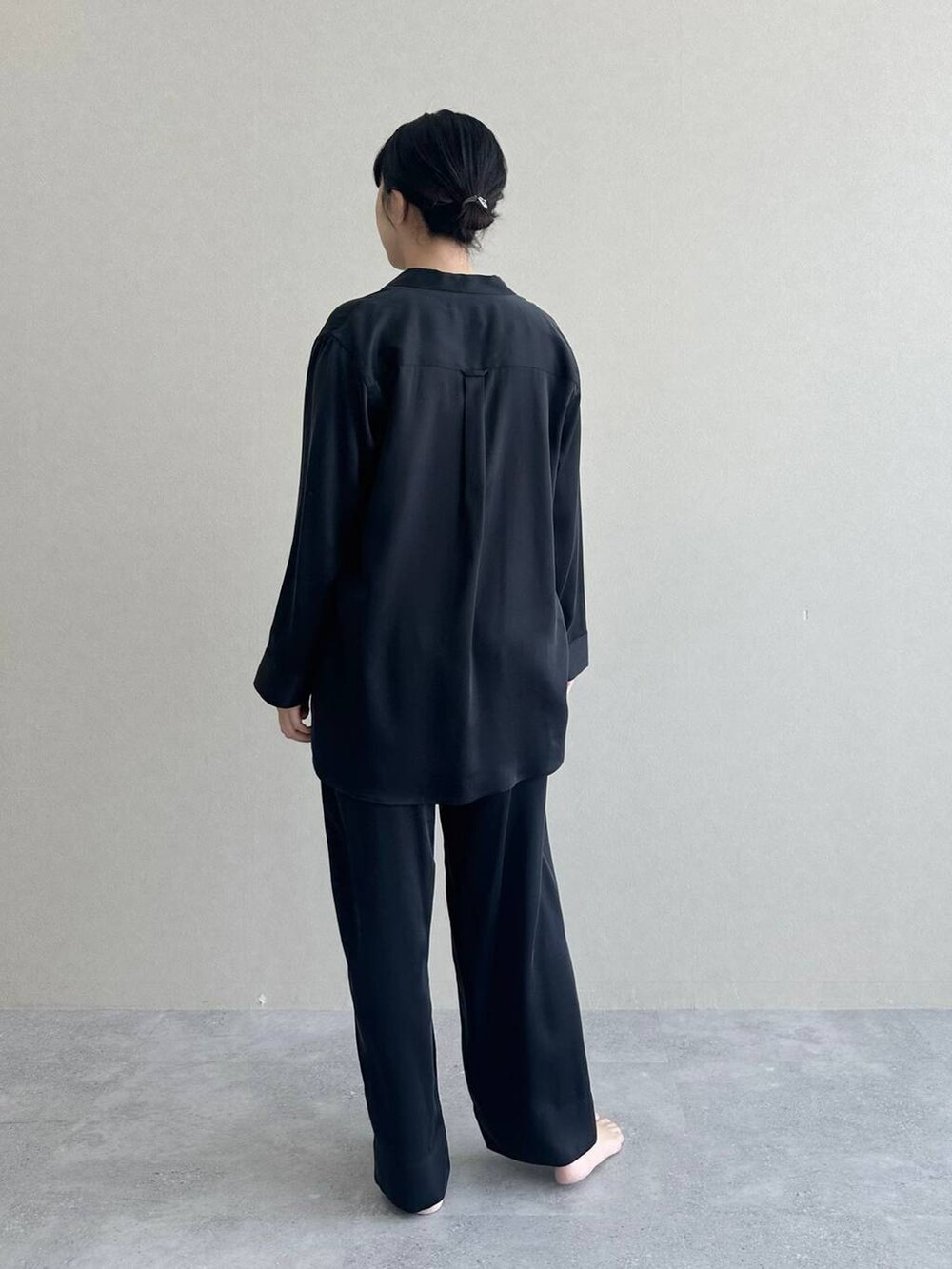 ブラック系のルームウェア/パジャマを着用したレディースの冬コーディネートの3枚目の写真