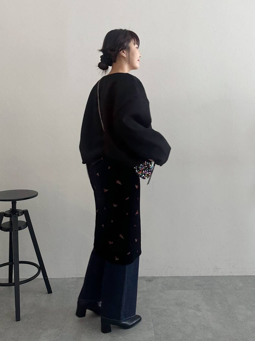 「高見え、着痩せ・細見え、体型カバー、テーマパーク、骨格ストレート、ワントーン、フェミニン、カジュアル、旅行、mysty woman、おでかけ、ぽっちゃりスタッフ、デニムパンツ、スカート、ジャケット」|「mysty womanのラッセルボリュームストール 127374(ストール/ショール、ホワイト系)」を使った、あんずさん(レディース・163cm)の冬コーディネートの6枚目の写真