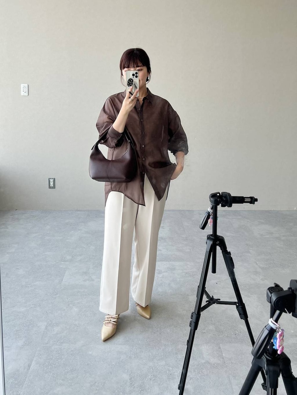 「高見え、着痩せ・細見え、体型カバー、テーマパーク、春コーデ、骨格ストレート、ワントーン、フェミニン、カジュアル、旅行、mysty woman、おでかけ、ぽっちゃりスタッフ、シャツ、シャツスタイル」｜「mysty womanのワンショルダーBAG　 453136（ショルダーバッグ、ブラウン系）」を使った、あんずさん（レディース・163cm）の夏コーディネートの6枚目の写真