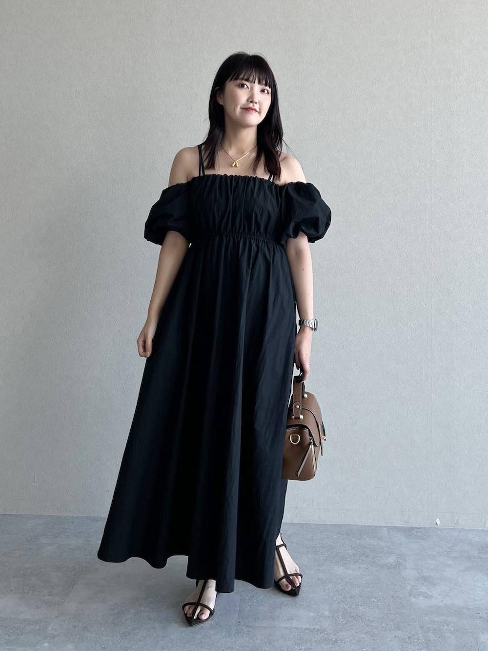 「高見え、着痩せ・細見え、体型カバー、テーマパーク、夏コーデ、骨格ストレート、ワントーン、フェミニン、カジュアル、旅行、mysty woman、おでかけ、ぽっちゃりスタッフ、ワンピース」｜「mysty womanのカナグミニショルダーBAG　495426（ショルダーバッグ、ブラウン系）」を使った、あんずさん（レディース・163cm）の夏コーディネートの2枚目の写真