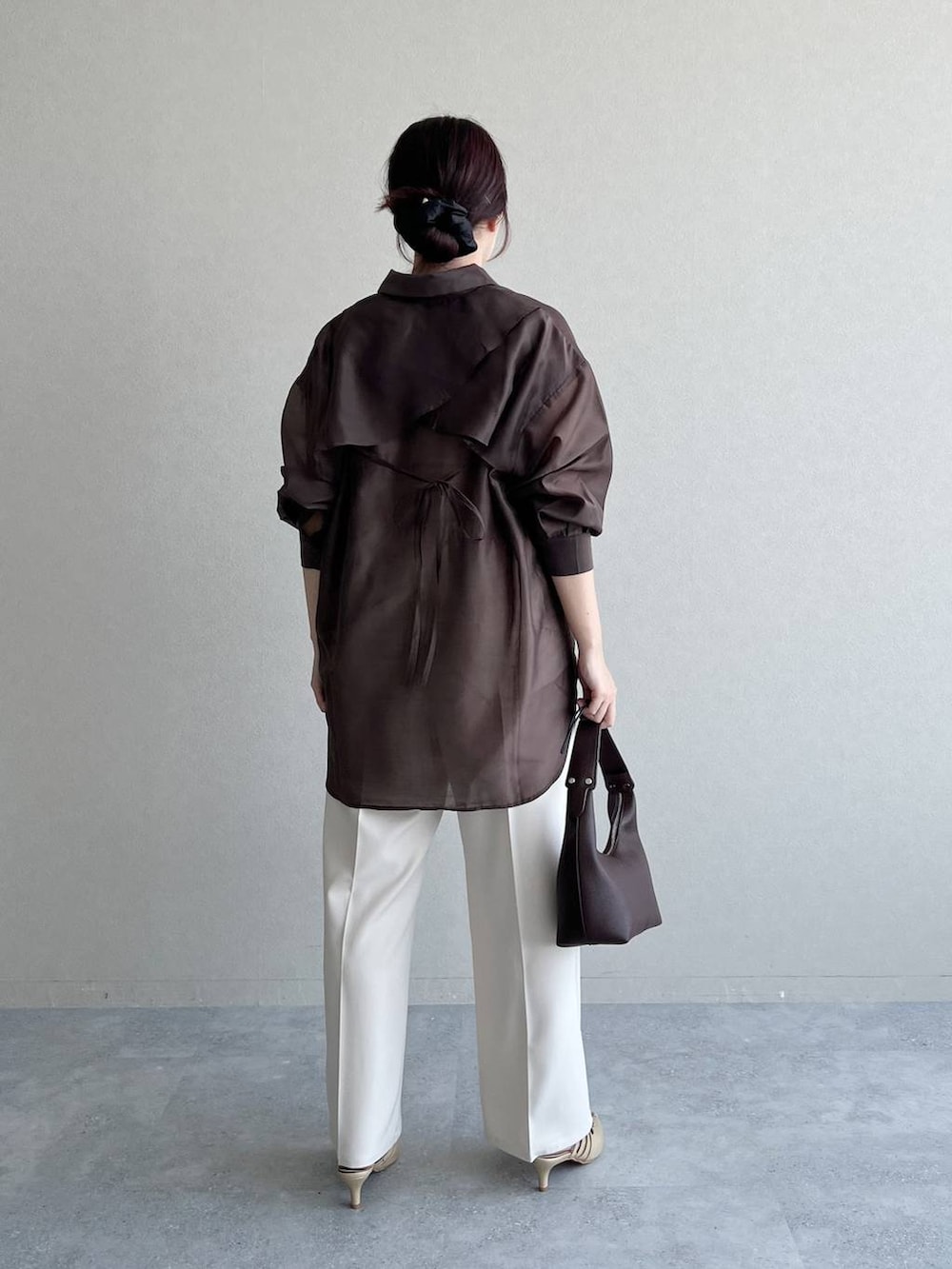 「高見え、着痩せ・細見え、体型カバー、テーマパーク、春コーデ、骨格ストレート、ワントーン、フェミニン、カジュアル、旅行、mysty woman、おでかけ、ぽっちゃりスタッフ、シャツ、シャツスタイル」｜「mysty womanのワンショルダーBAG　 453136（ショルダーバッグ、ブラウン系）」を使った、あんずさん（レディース・163cm）の夏コーディネートの5枚目の写真