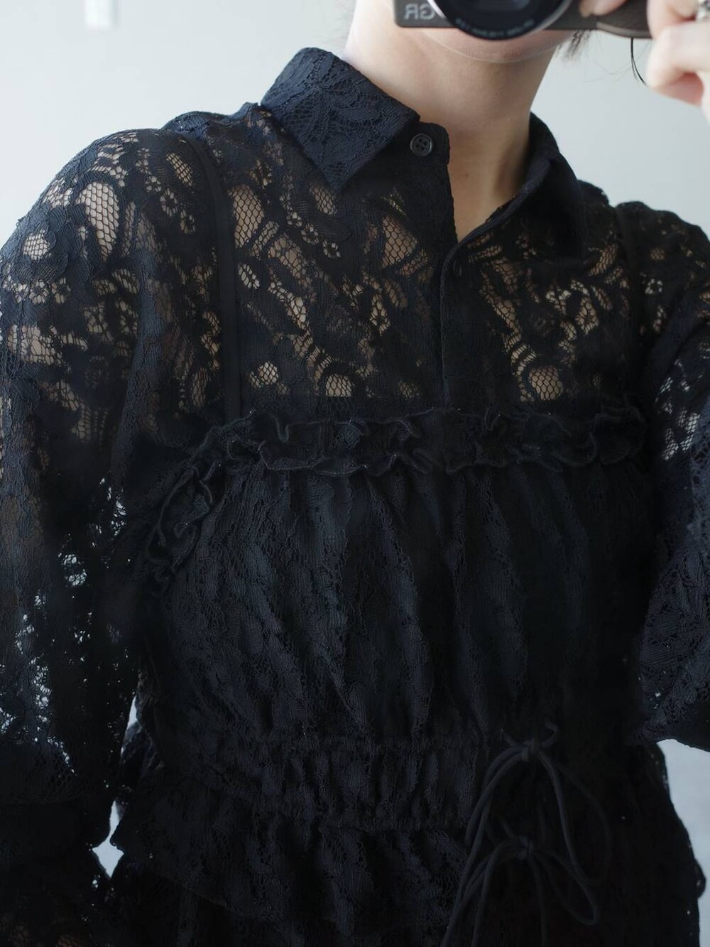 ブラック系のハンドバッグ、ブラック系のパンプス、ブルー系のデニムパンツを着用したレディースの冬コーディネートの4枚目の写真