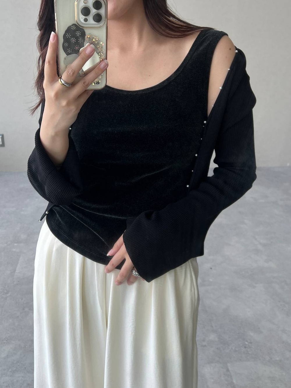 「高見え、着痩せ・細見え、体型カバー、テーマパーク、夏コーデ、骨格ストレート、ワントーン、フェミニン、カジュアル、旅行、mysty woman、おでかけ、ぽっちゃりスタッフ、タンクトップ、カーディガン」|「mysty womanの【LE VERNIS】トライアングルBAG 574317(ハンドバッグ、ブラック系)」を使った、あんずさん(レディース・163cm)の夏コーディネートの4枚目の写真