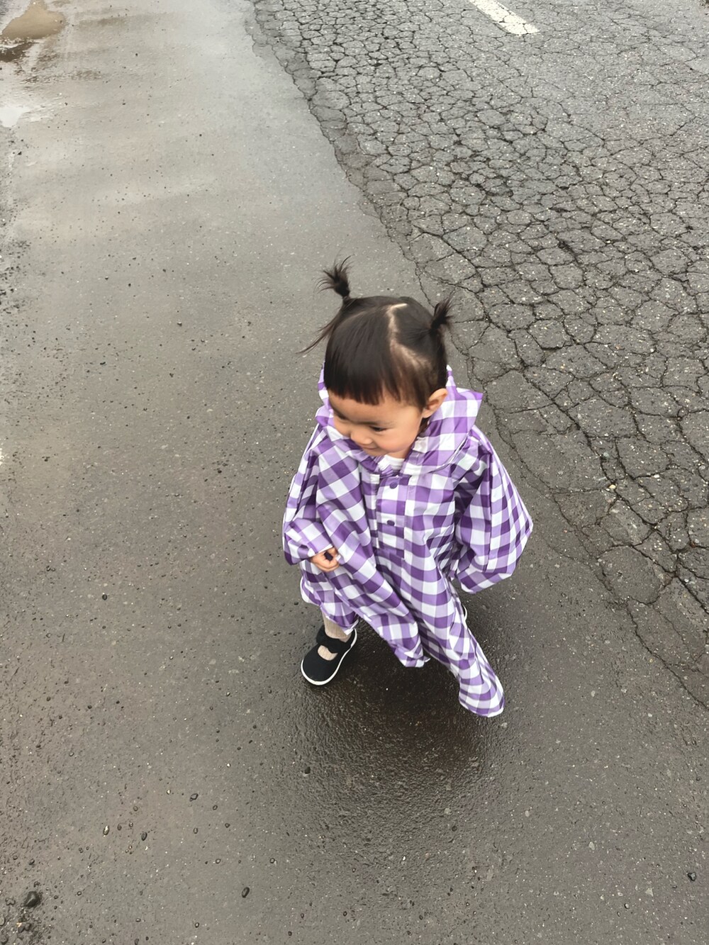 パープル系のレインコート/ポンチョを着用したレディースの春コーディネートの2枚目の写真