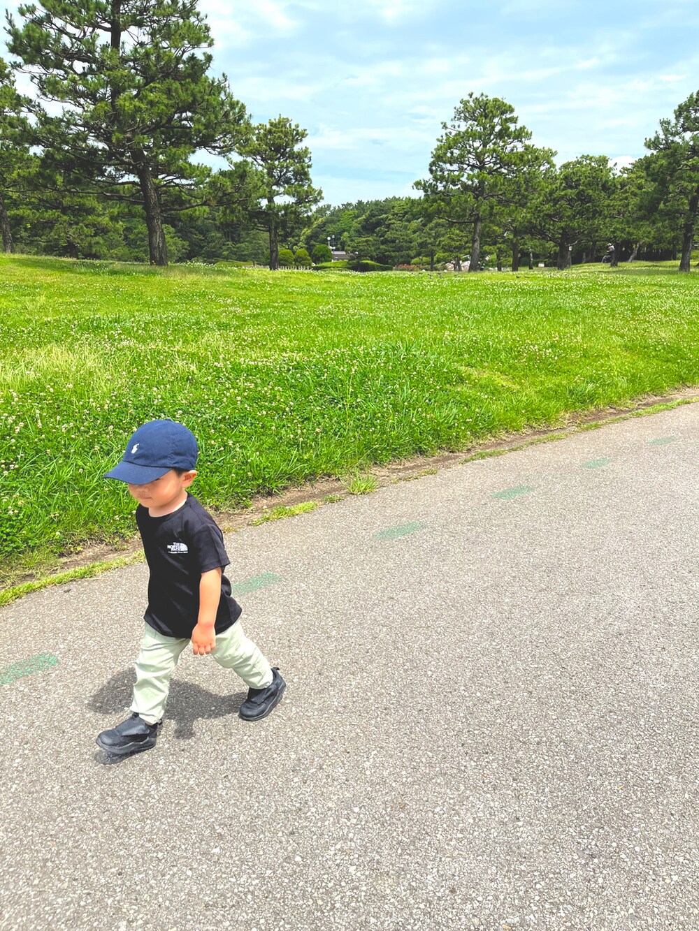 ブラック系のTシャツ/カットソー、グリーン系のカーゴパンツ、ブラック系のスニーカーを着用したレディースの夏コーディネートの2枚目の写真