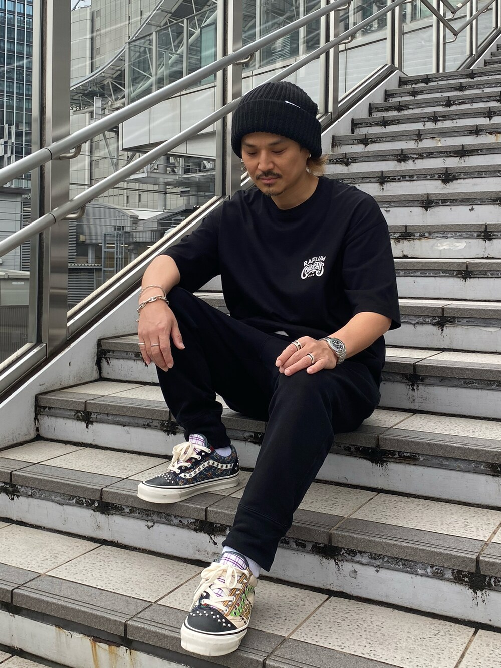 ブラック系のTシャツ/カットソー、ブラック系のパンツ、その他のスニーカーを着用したメンズの夏コーディネートの3枚目の写真