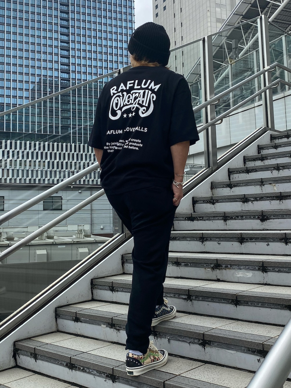 ブラック系のTシャツ/カットソー、ブラック系のパンツ、その他のスニーカーを着用したメンズの夏コーディネートの2枚目の写真