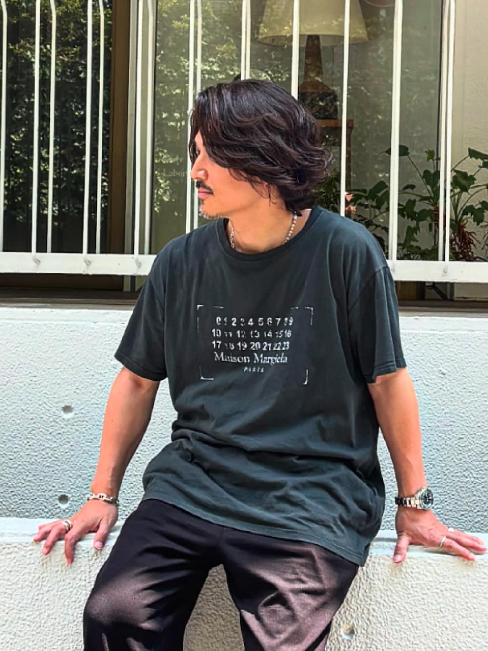 ブラック系のTシャツ/カットソー、グレー系のスニーカー、シルバー系のネックレスを着用したメンズの夏コーディネートの2枚目の写真