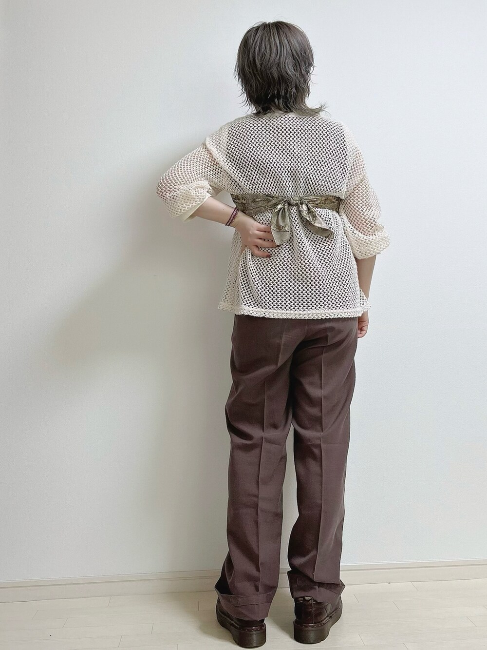 ホワイト系のTシャツ/カットソー、ブラウン系のスラックス、ブラウン系のシューズを着用したレディースの秋コーディネートの3枚目の写真