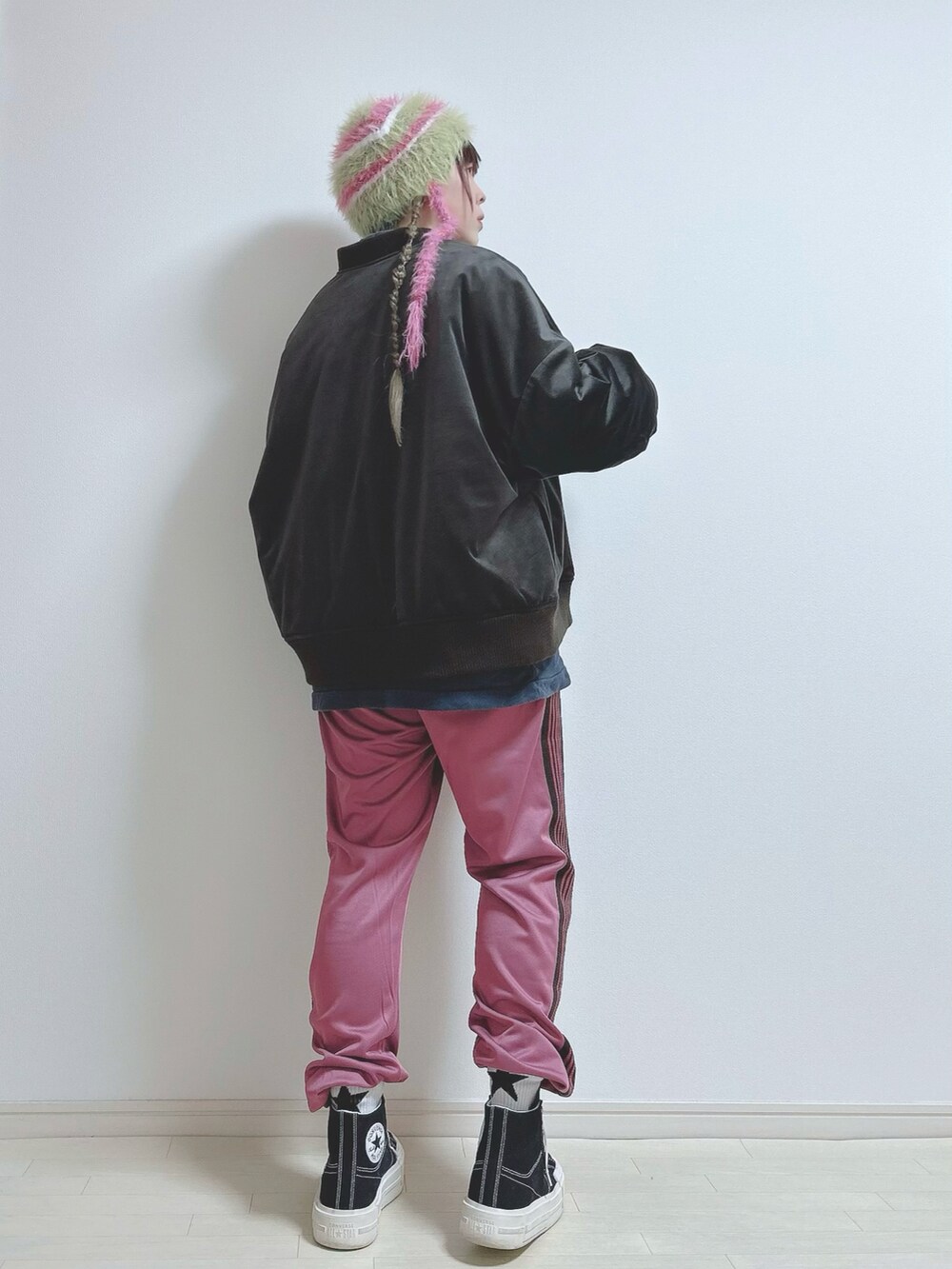 ブラウン系のブルゾン、ブルー系のスウェット、ピンク系のその他パンツを着用したレディースの冬コーディネートの2枚目の写真