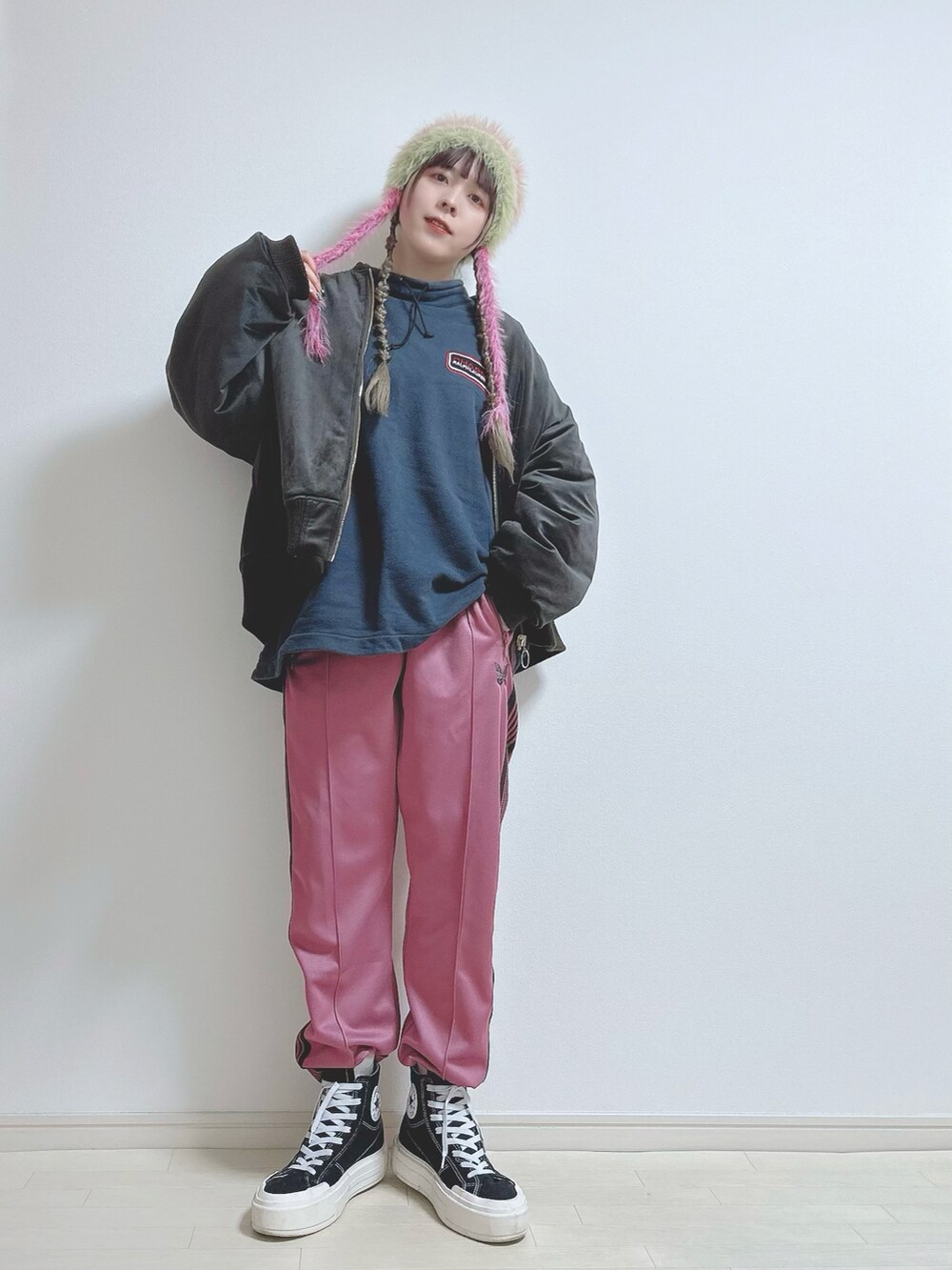 ブラウン系のブルゾン、ブルー系のスウェット、ピンク系のその他パンツを着用したレディースの冬コーディネートの3枚目の写真