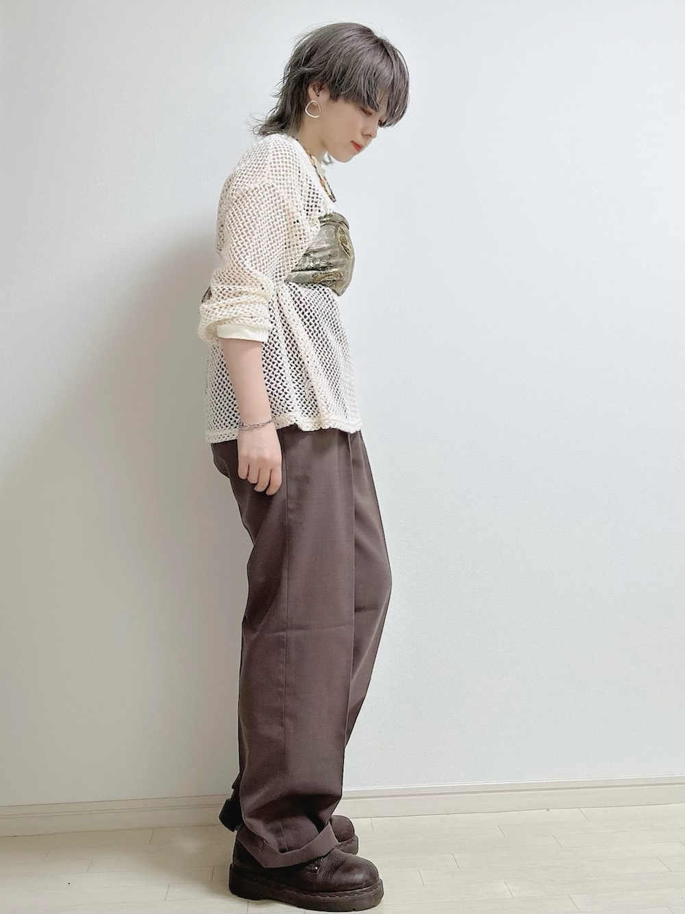 ホワイト系のTシャツ/カットソー、ブラウン系のスラックス、ブラウン系のシューズを着用したレディースの秋コーディネートの2枚目の写真