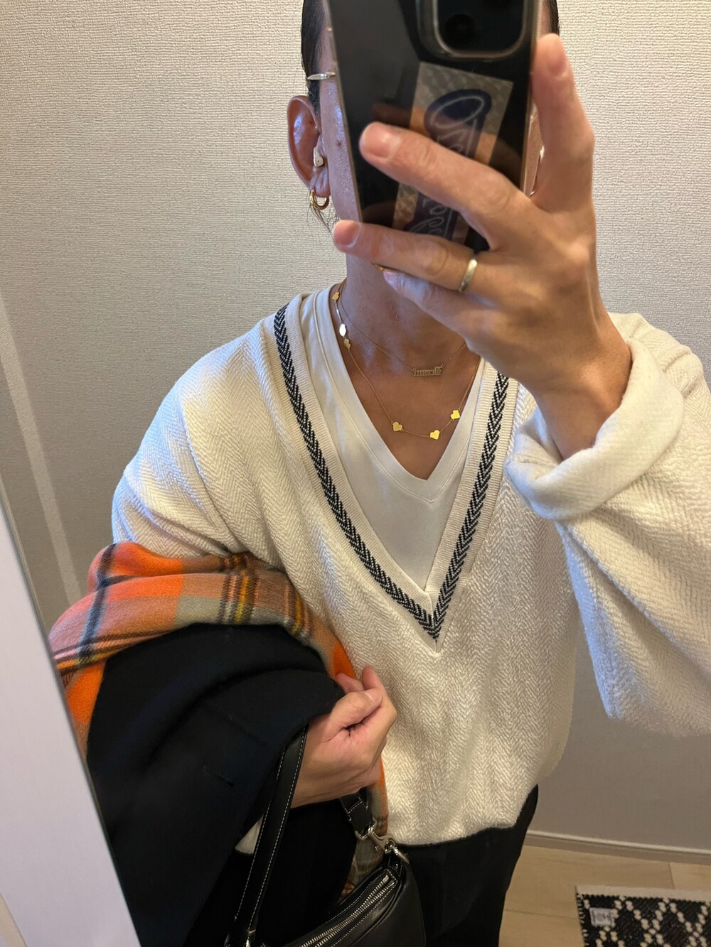 ブラック系のハンドバッグを着用したメンズの冬コーディネートの4枚目の写真