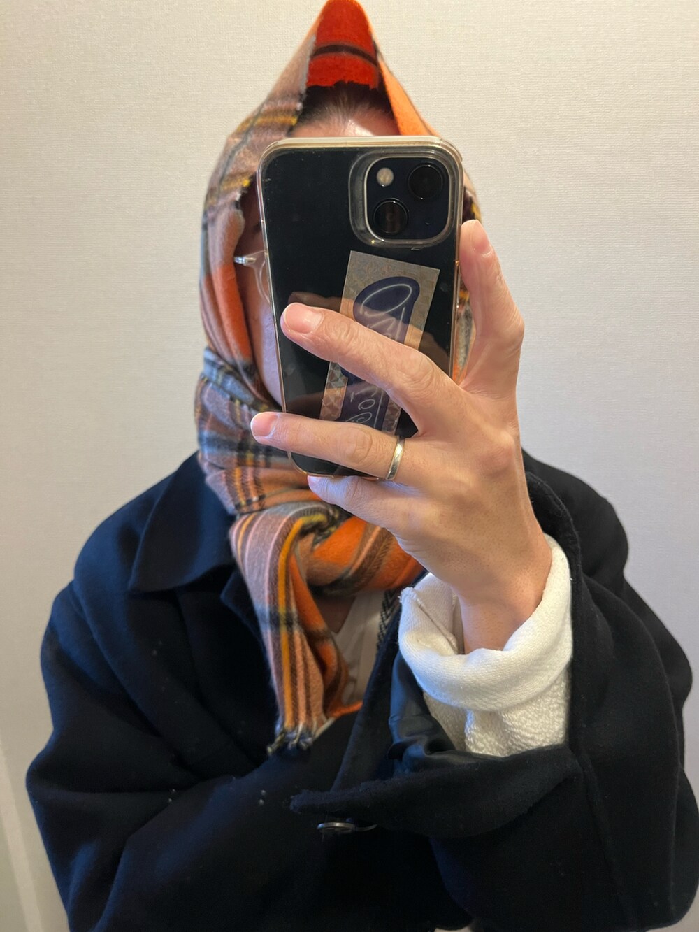 ブラック系のハンドバッグを着用したメンズの冬コーディネートの2枚目の写真