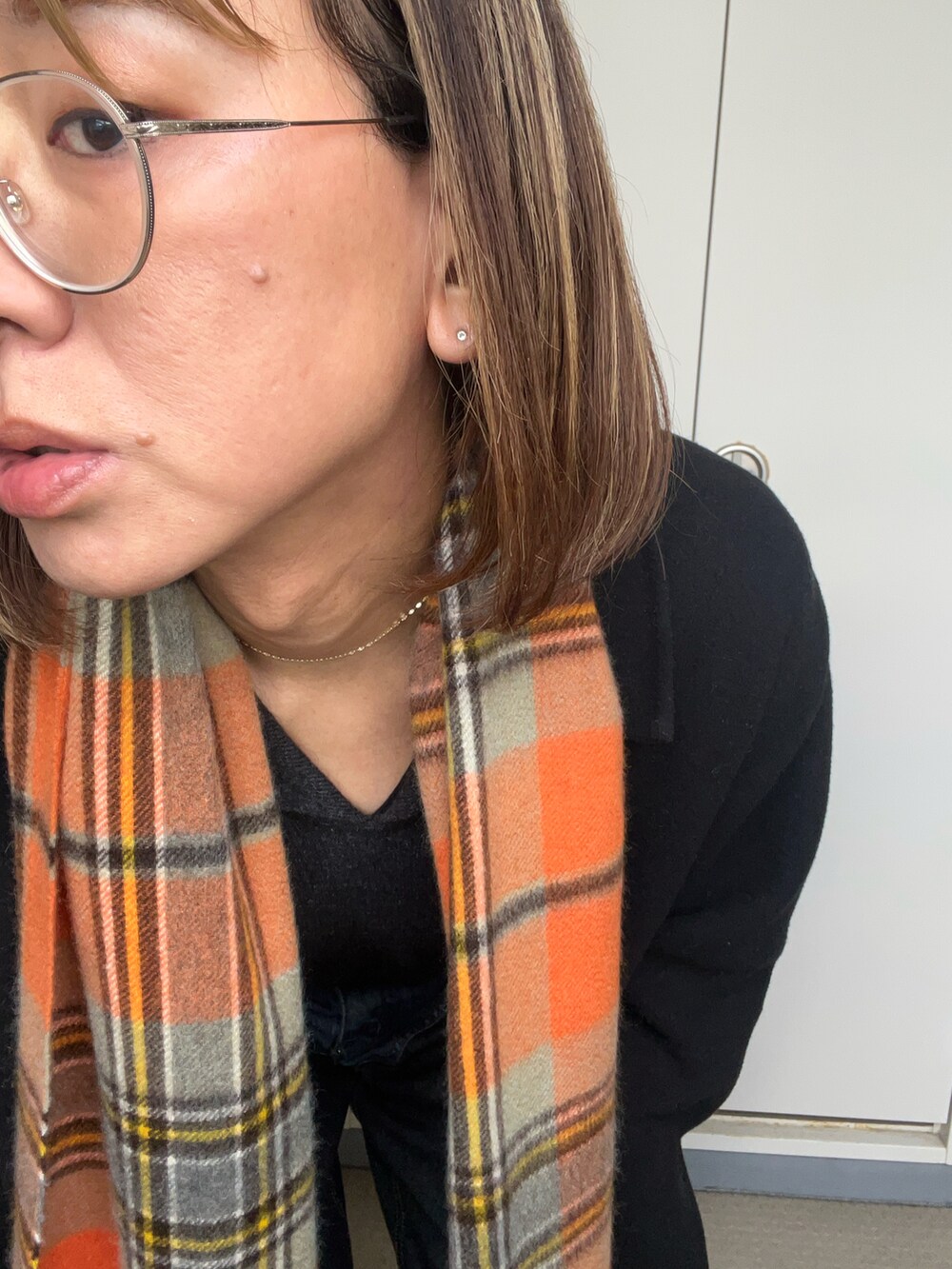 ブラック系のステンカラーコート、その他のデニムパンツを着用したメンズの冬コーディネートの3枚目の写真