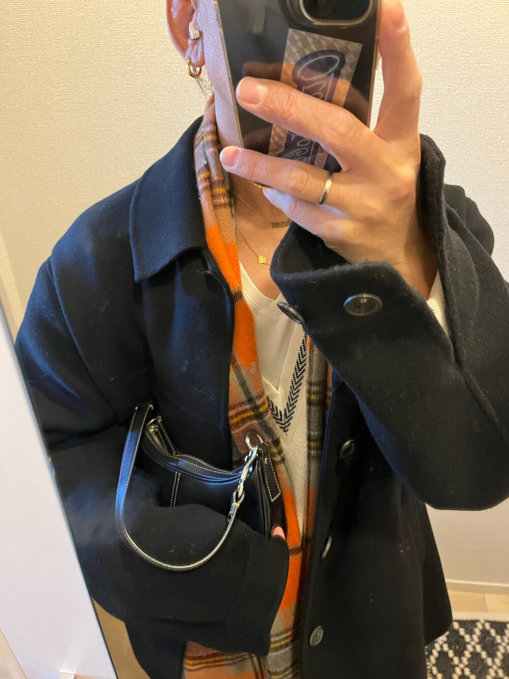 ブラック系のハンドバッグを着用したメンズの冬コーディネートの3枚目の写真