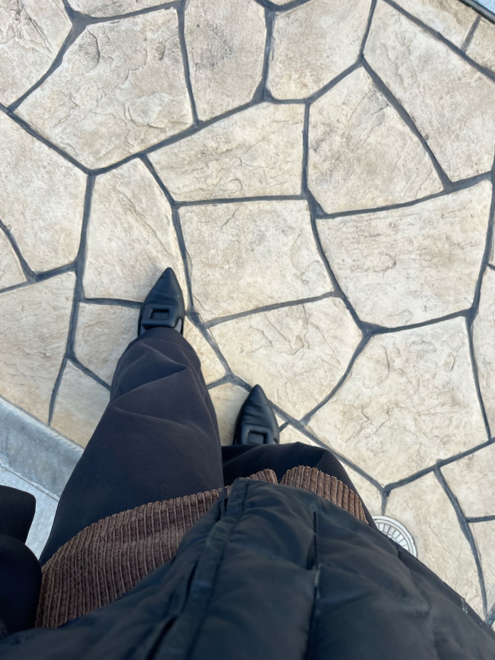 ブラウン系のテーラードジャケット、ブラック系のハンドバッグを着用したメンズの冬コーディネートの3枚目の写真