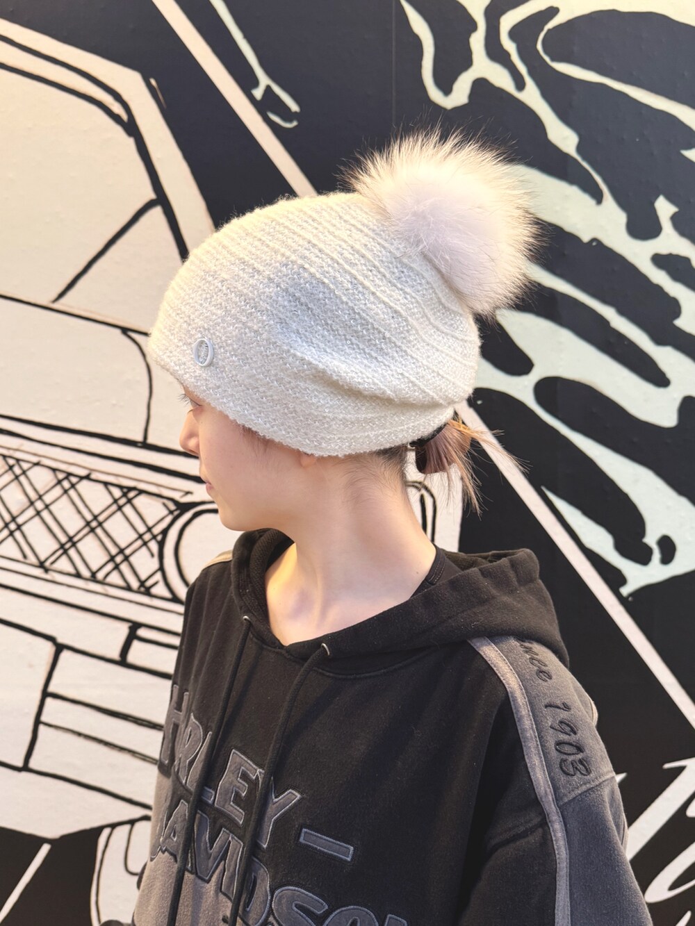ホワイト系のニットキャップ/ビーニーを着用したレディースの冬コーディネートの3枚目の写真