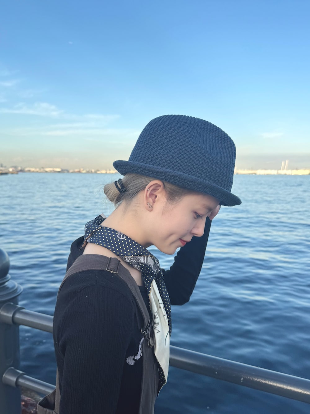 ブルー系のハットを着用したレディースの秋コーディネートの4枚目の写真