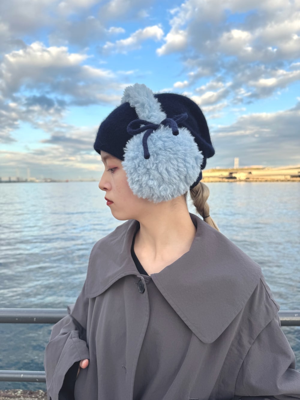ブルー系のニットキャップ/ビーニー、ブルー系のイヤーマフを着用したレディースの秋コーディネートの3枚目の写真