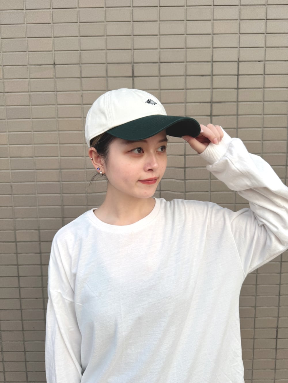 「override 、DANTON、帽子、キャップ、ツートーンキャップ、ラフコーデ、おでかけコーデ、メンズライク、秋冬、オールシーズン、秋服準備はじめました、おしゃれさんと繋がりたい」｜「DANTONのDANTON  6PANEL 2TONE CAP / ダントン（キャップ、グリーン系）」を使った、zabethさん（レディース・160cm）の秋コーディネートの2枚目の写真