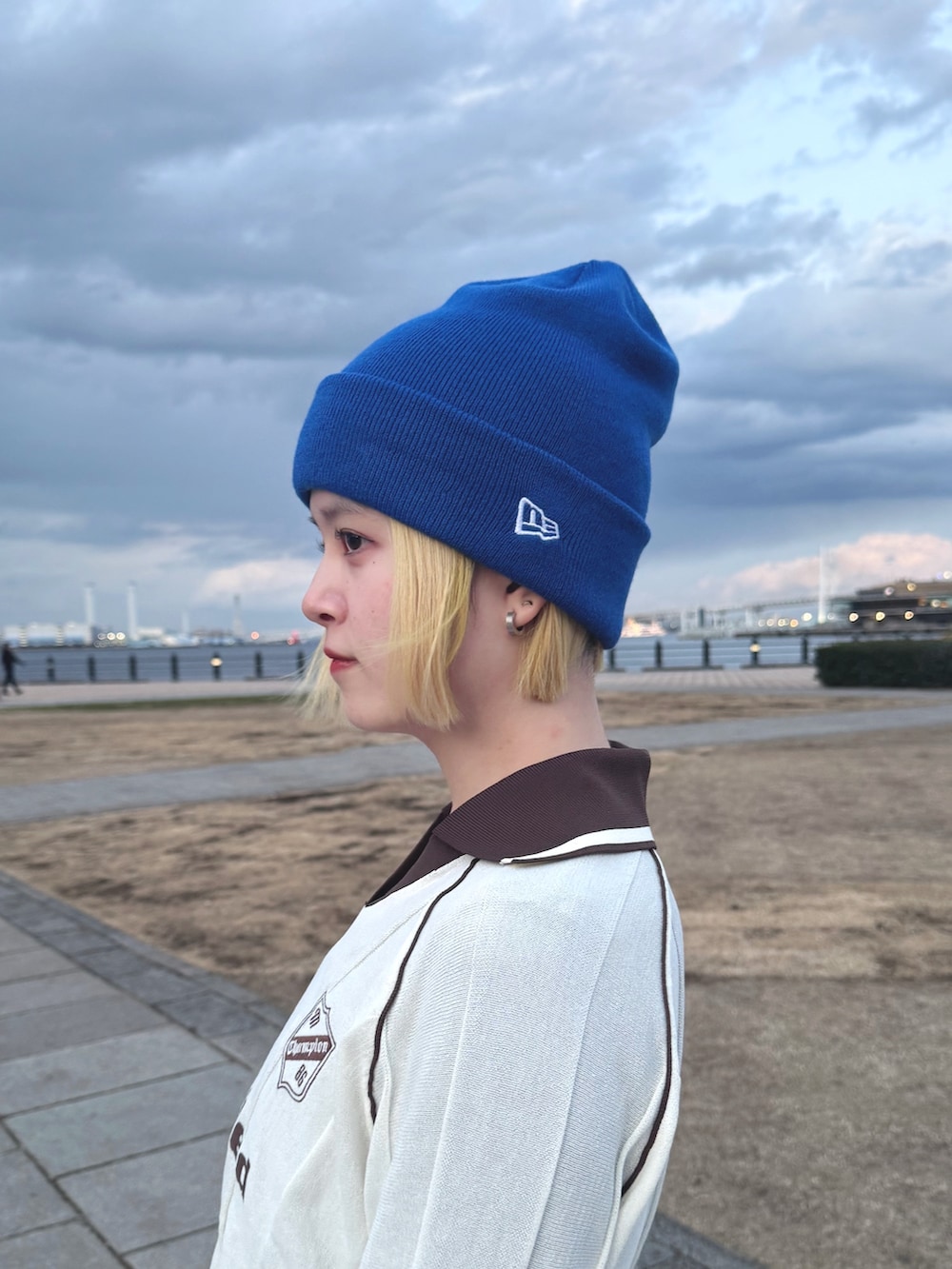 「春夏コーデ、ゆるコーデ、override、NEW ERA、ストリートコーデ、メンズライク、moussy、帽子、ビーニー」｜「NEW ERAのニューエラ ニット帽 MLB ONSPOTZ別注（ニットキャップ/ビーニー、ブルー系）」を使った、zabethさん（レディース・160cm）の春コーディネートの3枚目の写真