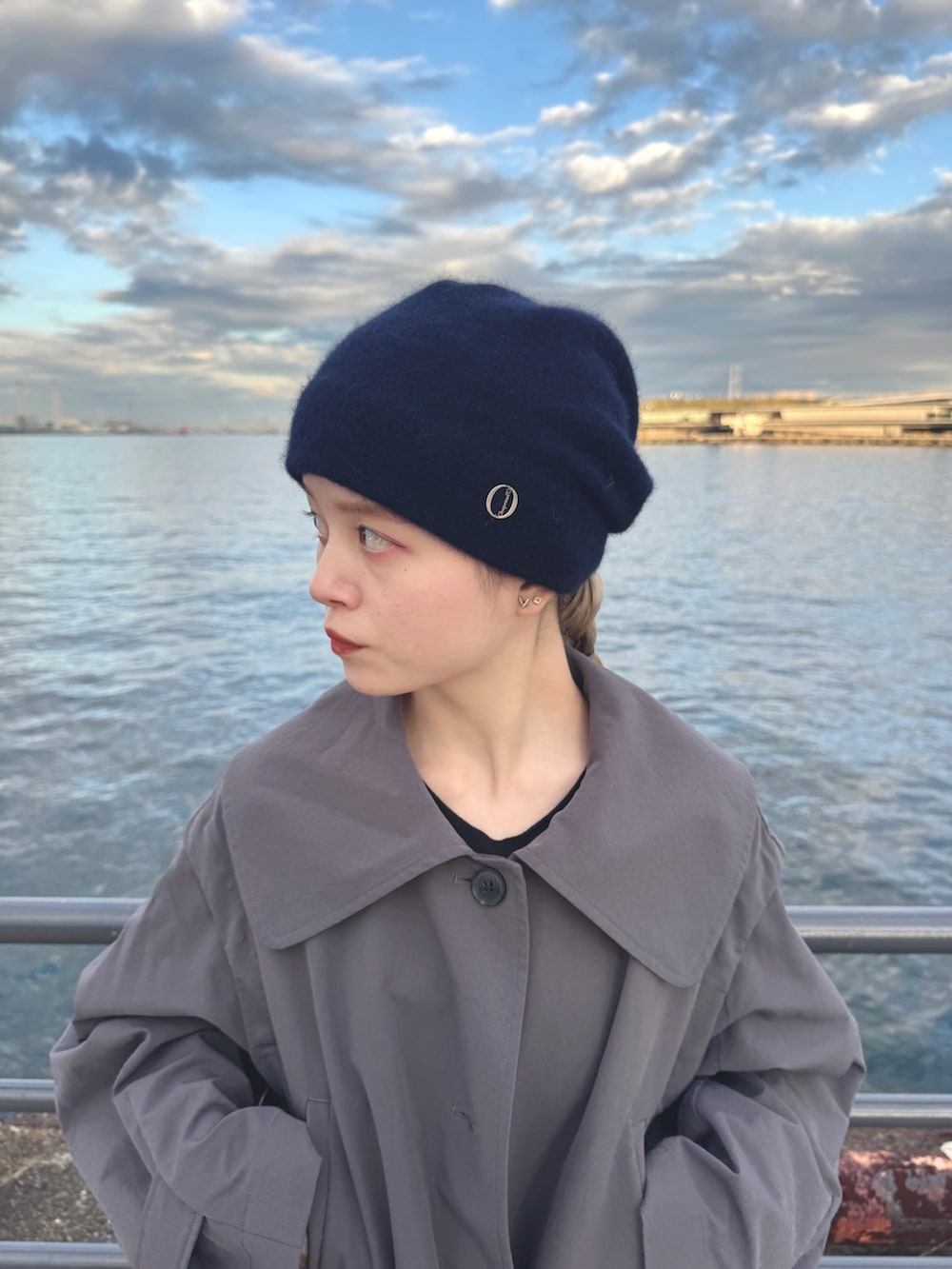 ブルー系のニットキャップ/ビーニー、ブルー系のイヤーマフを着用したレディースの秋コーディネートの5枚目の写真