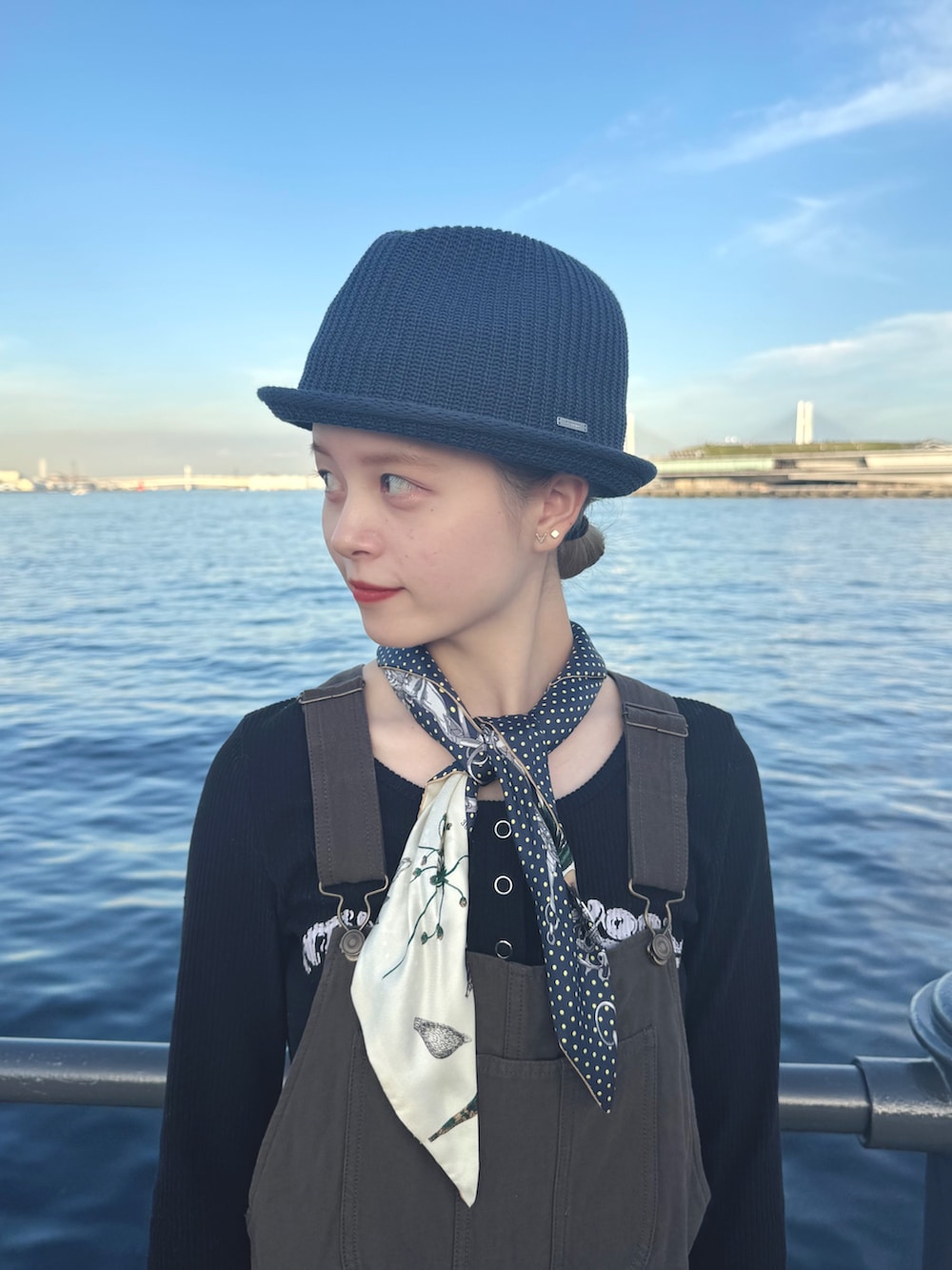 ブルー系のハットを着用したレディースの秋コーディネートの2枚目の写真