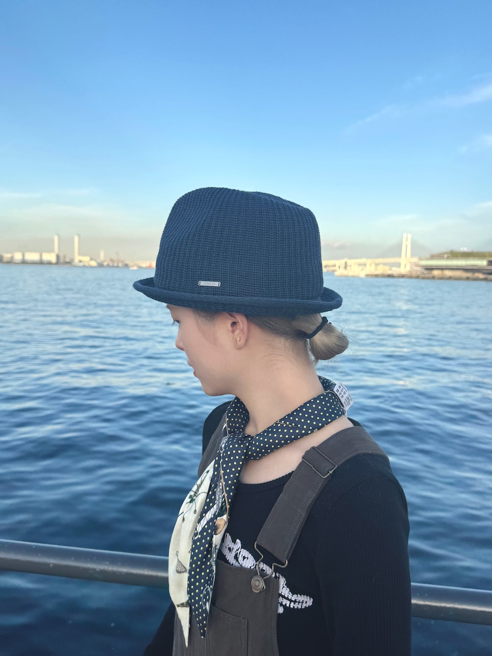 ブルー系のハットを着用したレディースの秋コーディネートの3枚目の写真