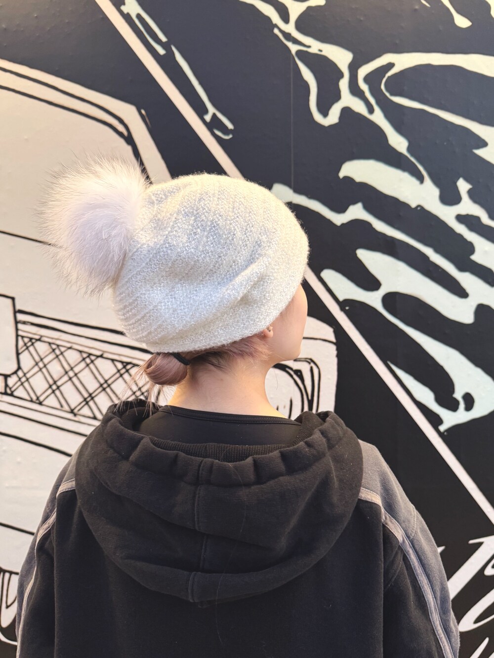 ホワイト系のニットキャップ/ビーニーを着用したレディースの冬コーディネートの4枚目の写真