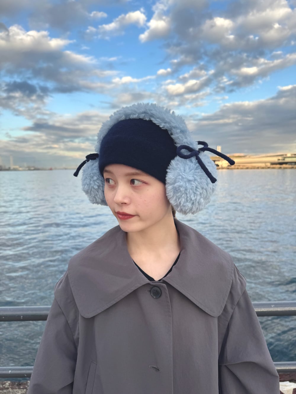 ブルー系のニットキャップ/ビーニー、ブルー系のイヤーマフを着用したレディースの秋コーディネートの2枚目の写真