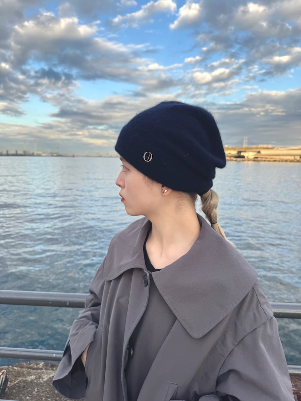 ブルー系のニットキャップ/ビーニー、ブルー系のイヤーマフを着用したレディースの秋コーディネートの6枚目の写真