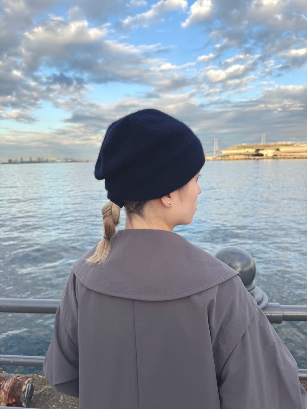 ブルー系のニットキャップ/ビーニー、ブルー系のイヤーマフを着用したレディースの秋コーディネートの7枚目の写真