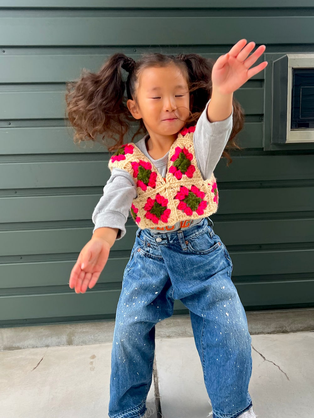 ブルー系のパンツ、ベージュ系のトップス、ブラウン系のバッグを着用したキッズの冬コーディネートの3枚目の写真