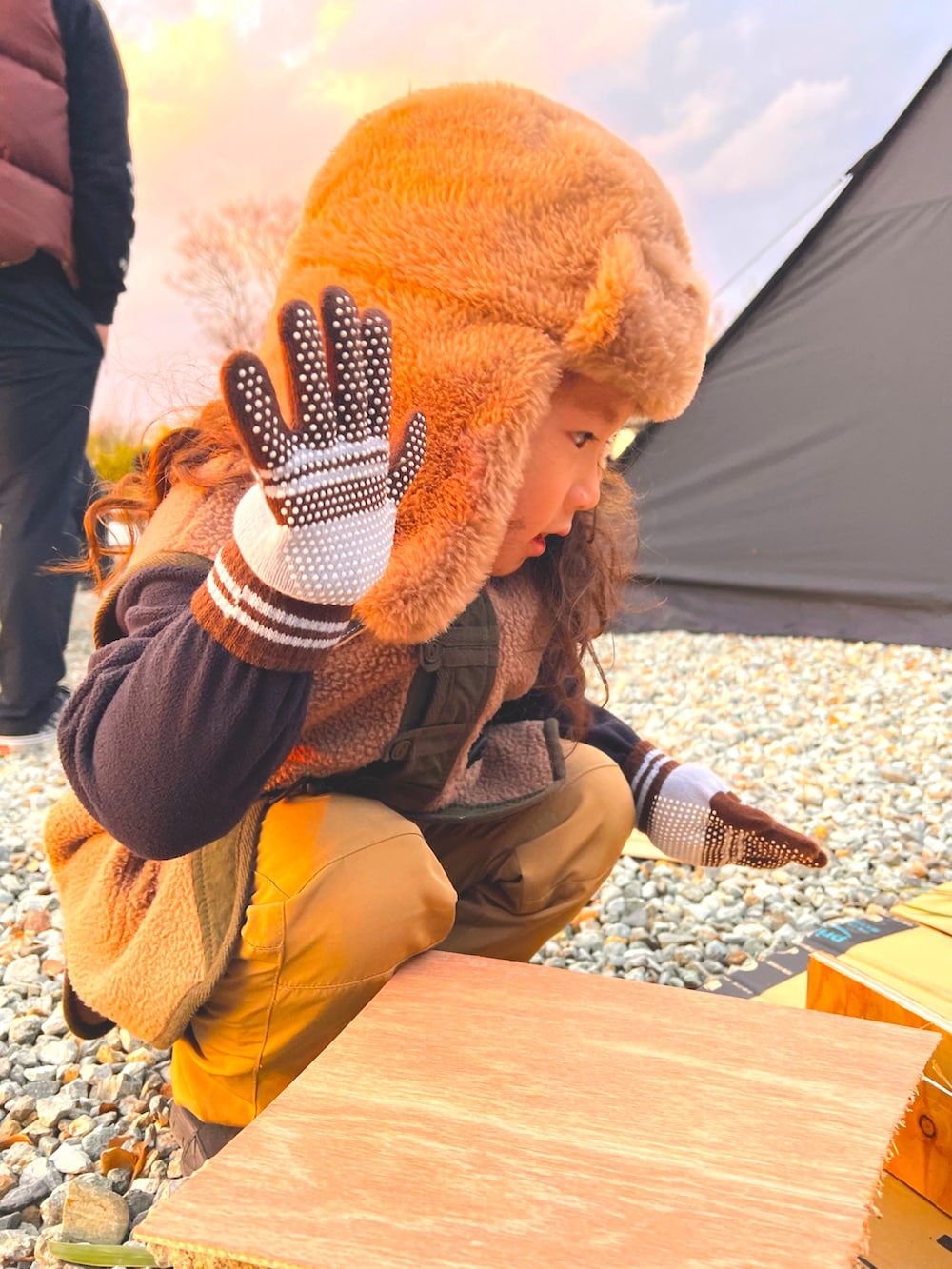 ブラウン系のジャケット/アウター、ベージュ系のパンツ、ブラック系のシューズを着用したキッズの冬コーディネートの3枚目の写真