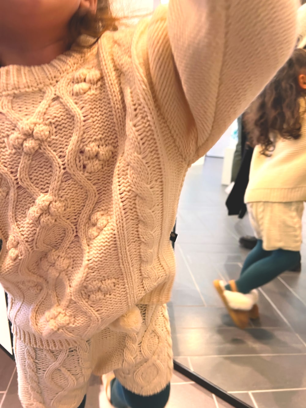 ホワイト系のトップス、ホワイト系のトップス、ベージュ系のシューズを着用したキッズの冬コーディネートの2枚目の写真