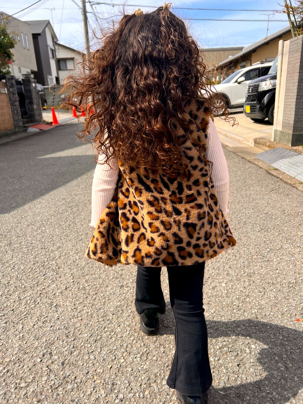 ブラウン系のトップス、ブラック系のパンツ、ブラック系のシューズを着用したキッズの冬コーディネートの3枚目の写真