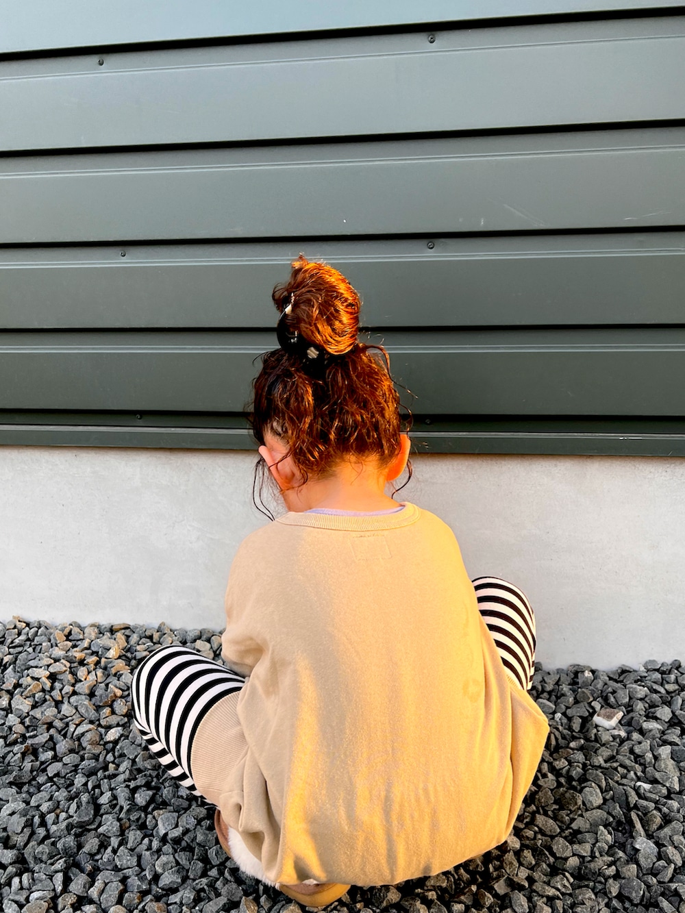 ベージュ系のスウェット、ブラック系のパンツ、ベージュ系のシューズを着用したキッズの春コーディネートの3枚目の写真