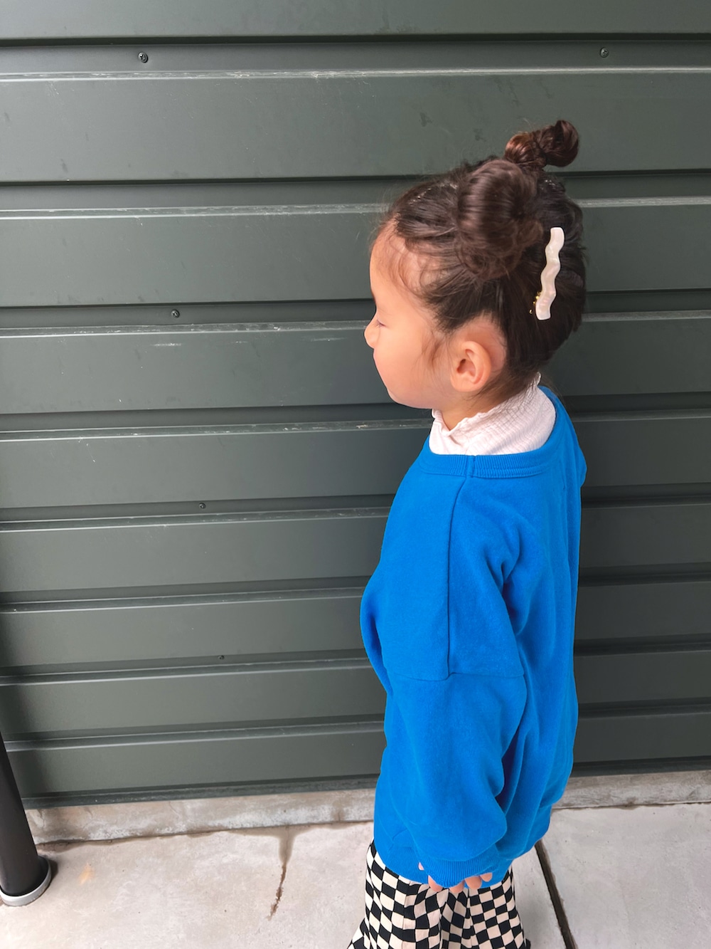 ブルー系のスウェット、ブラック系のパンツ、ブラック系のスニーカーを着用したキッズの春コーディネートの2枚目の写真