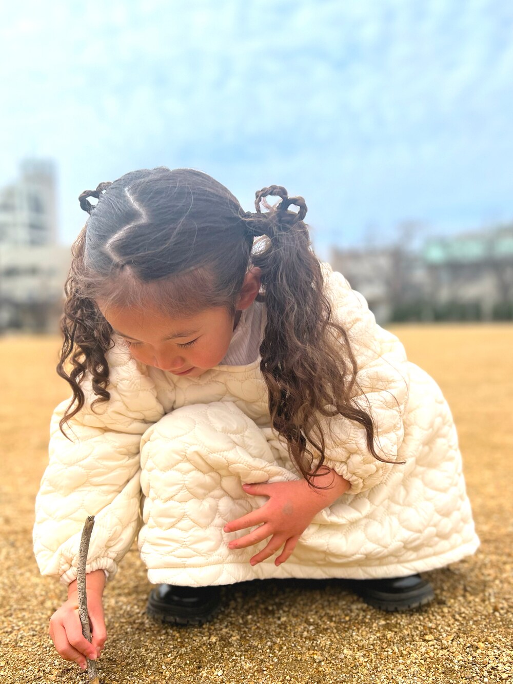 ホワイト系のワンピース/ドレス、ブラック系のシューズ、ホワイト系のソックス/靴下を着用したキッズの冬コーディネートの3枚目の写真