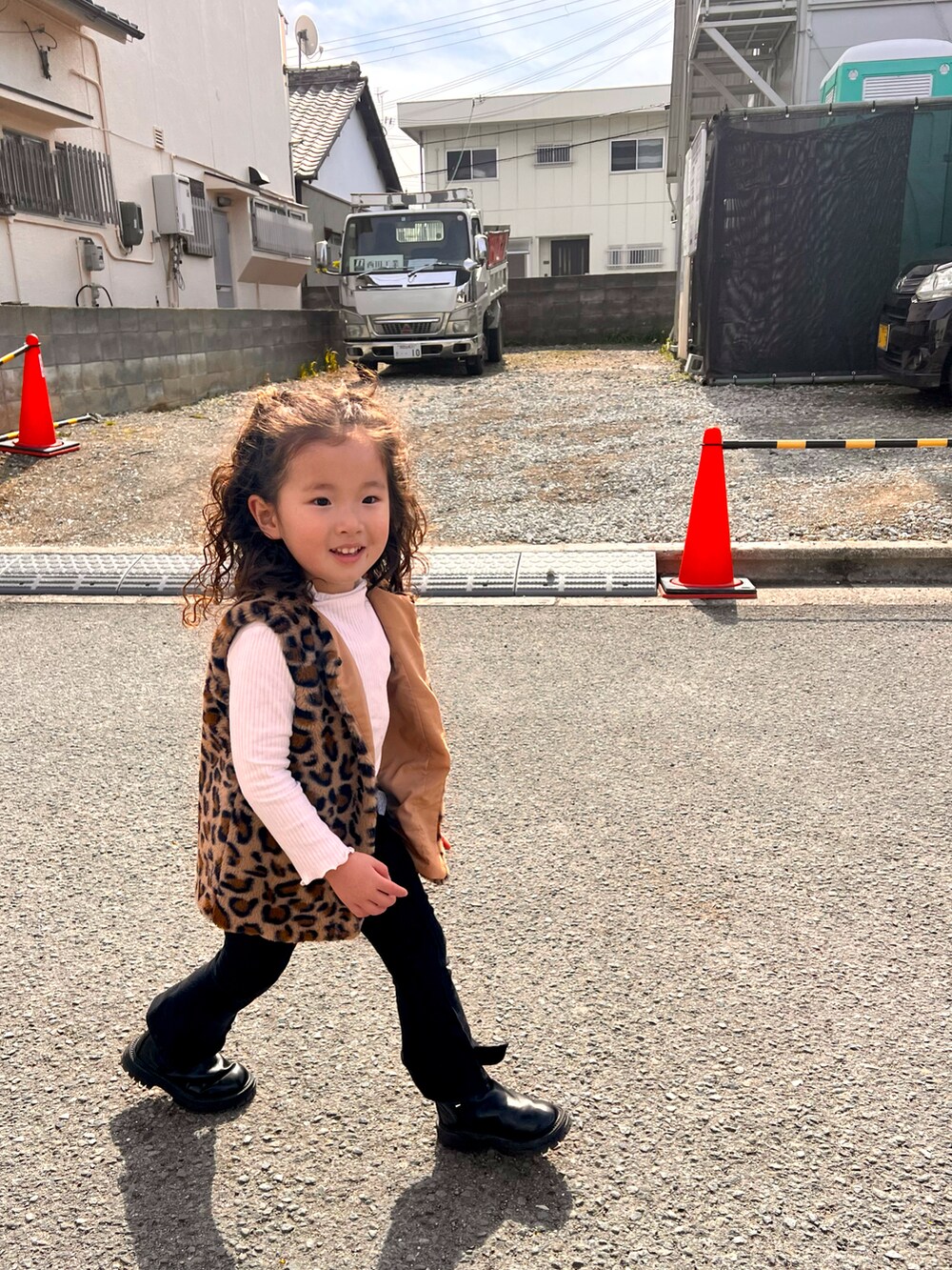 ブラウン系のトップス、ブラック系のパンツ、ブラック系のシューズを着用したキッズの冬コーディネートの2枚目の写真