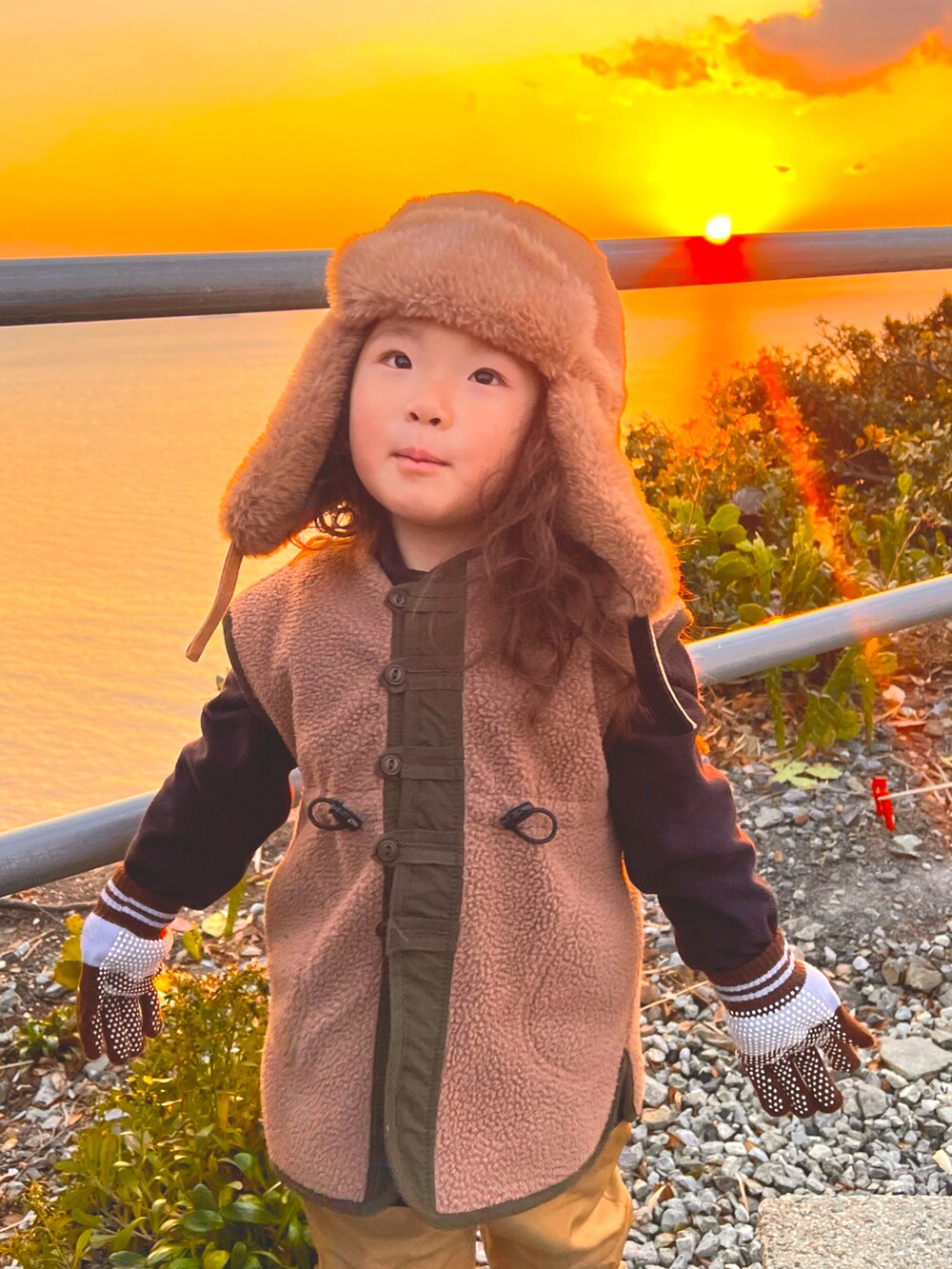 ブラウン系のジャケット/アウター、ベージュ系のパンツ、ブラック系のシューズを着用したキッズの冬コーディネートの2枚目の写真