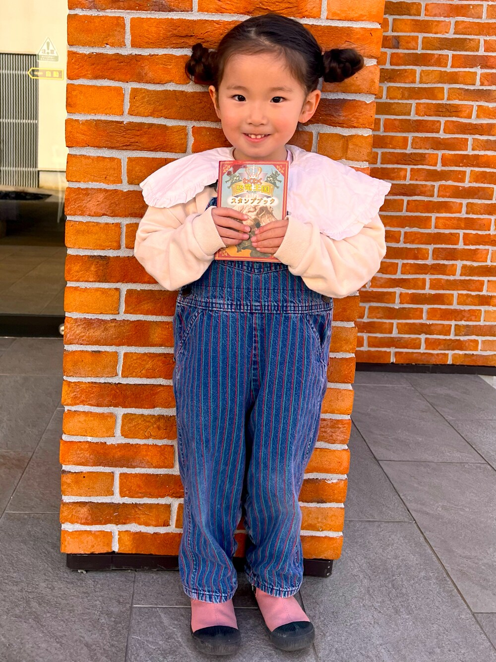 ピンク系のシューズ、ブルー系のオールインワン・サロペットを着用したキッズの冬コーディネートの2枚目の写真