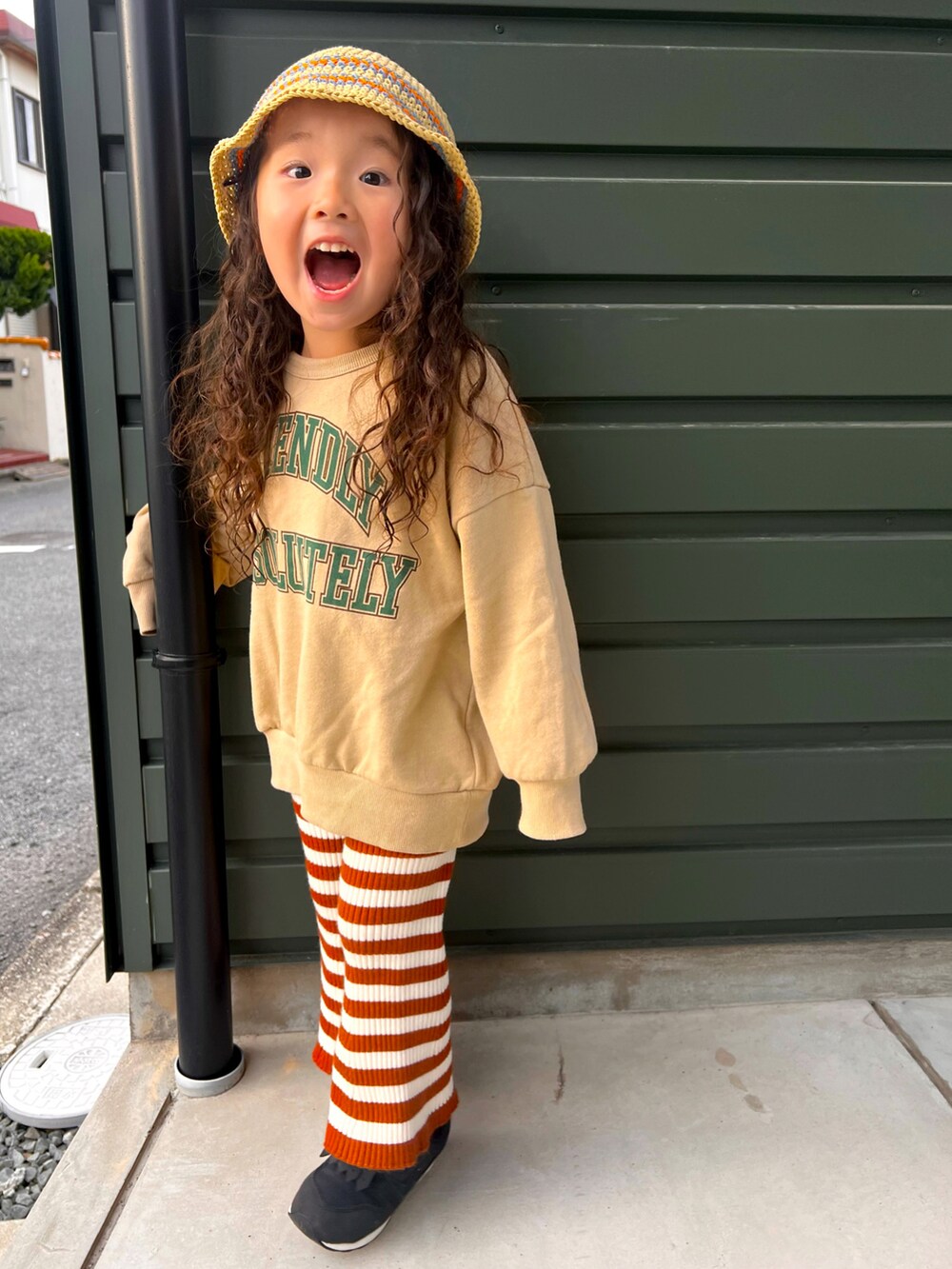 ベージュ系のスウェット、ブラウン系のパンツ、ブラック系のスニーカーを着用したキッズの春コーディネートの2枚目の写真