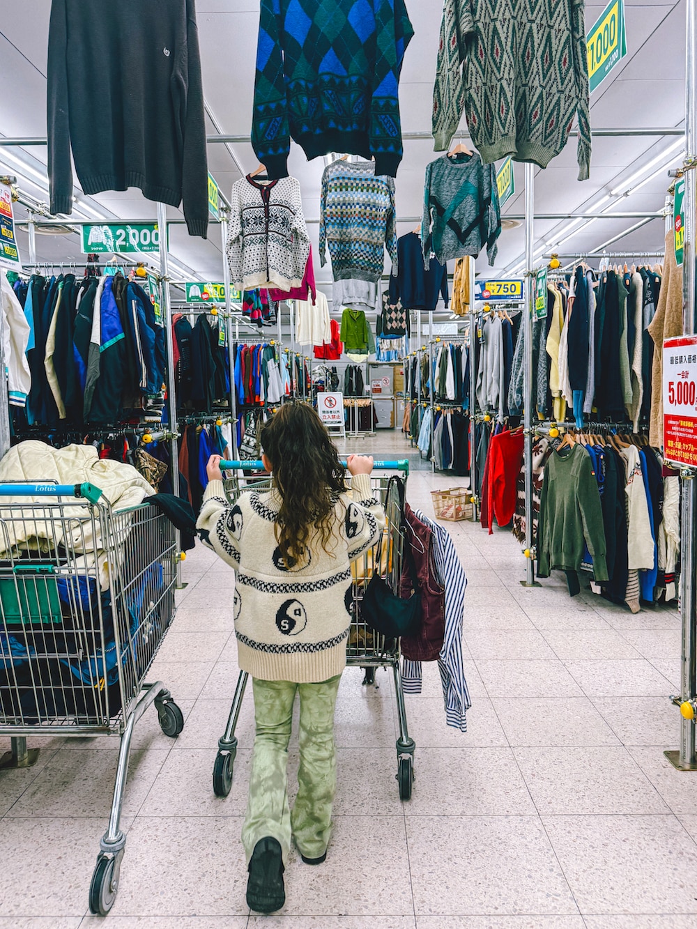 グリーン系のパンツ、ホワイト系のトップス、ブラック系のシューズを着用したキッズの冬コーディネートの2枚目の写真