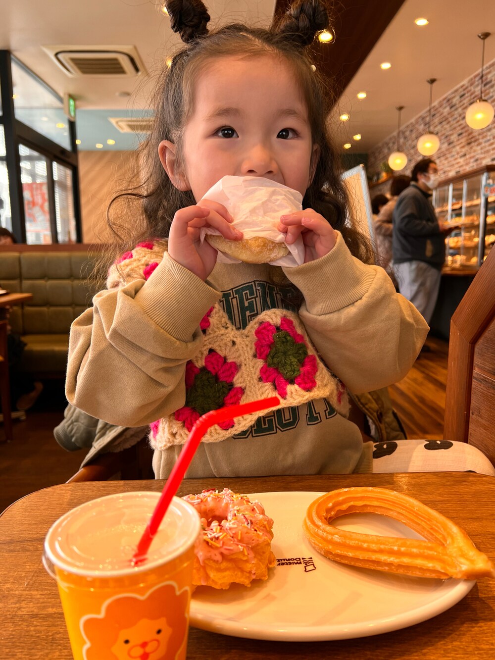 ホワイト系のパンツ、ブラック系のスニーカー、ベージュ系のスウェットを着用したキッズの冬コーディネートの3枚目の写真