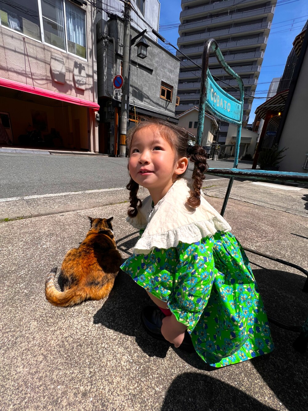 グリーン系のワンピース/ドレス、ブラック系のシューズ、ピンク系のソックス/靴下を着用したキッズの春コーディネートの3枚目の写真
