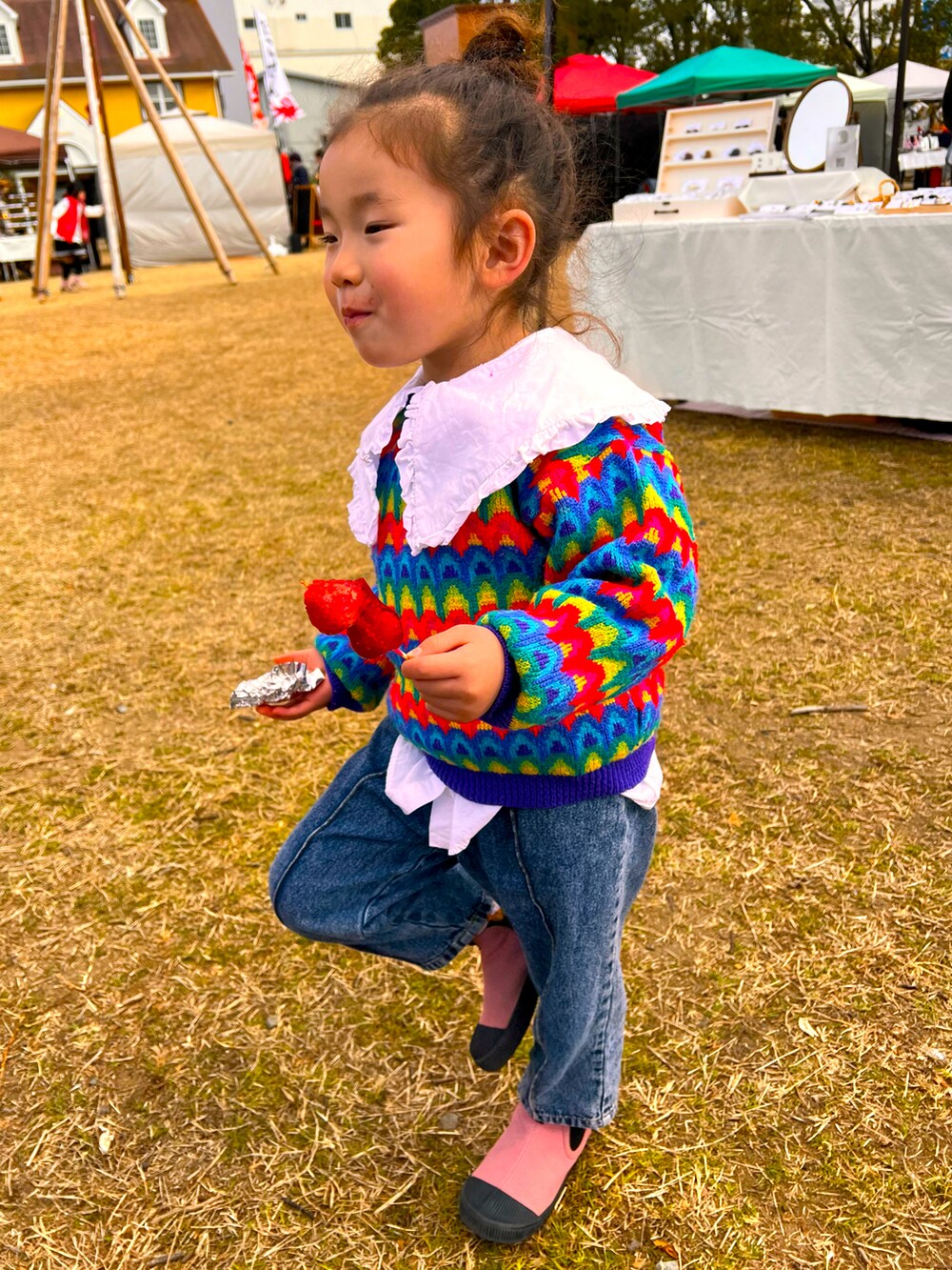 ホワイト系のトップス、ピンク系のシューズ、ブルー系のパンツを着用したキッズの冬コーディネートの2枚目の写真
