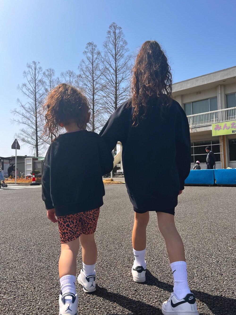 ホワイト系のシューズ、ブラウン系のパンツ、ブラック系のスウェットを着用したキッズの春コーディネートの3枚目の写真